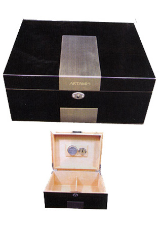 Black Gloss/Stainless Steel Cigar Humidor with 50 Cigar Capacity